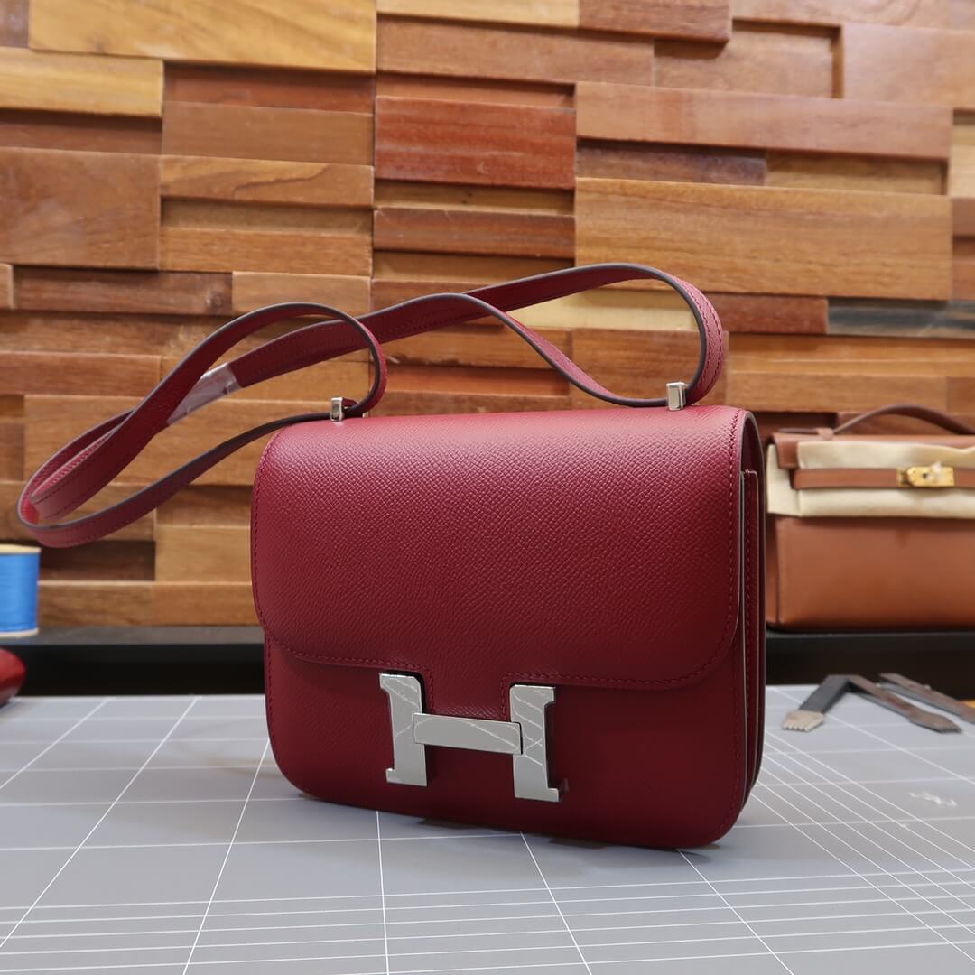 Constance:wine red