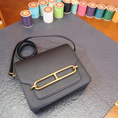 Roulis: black