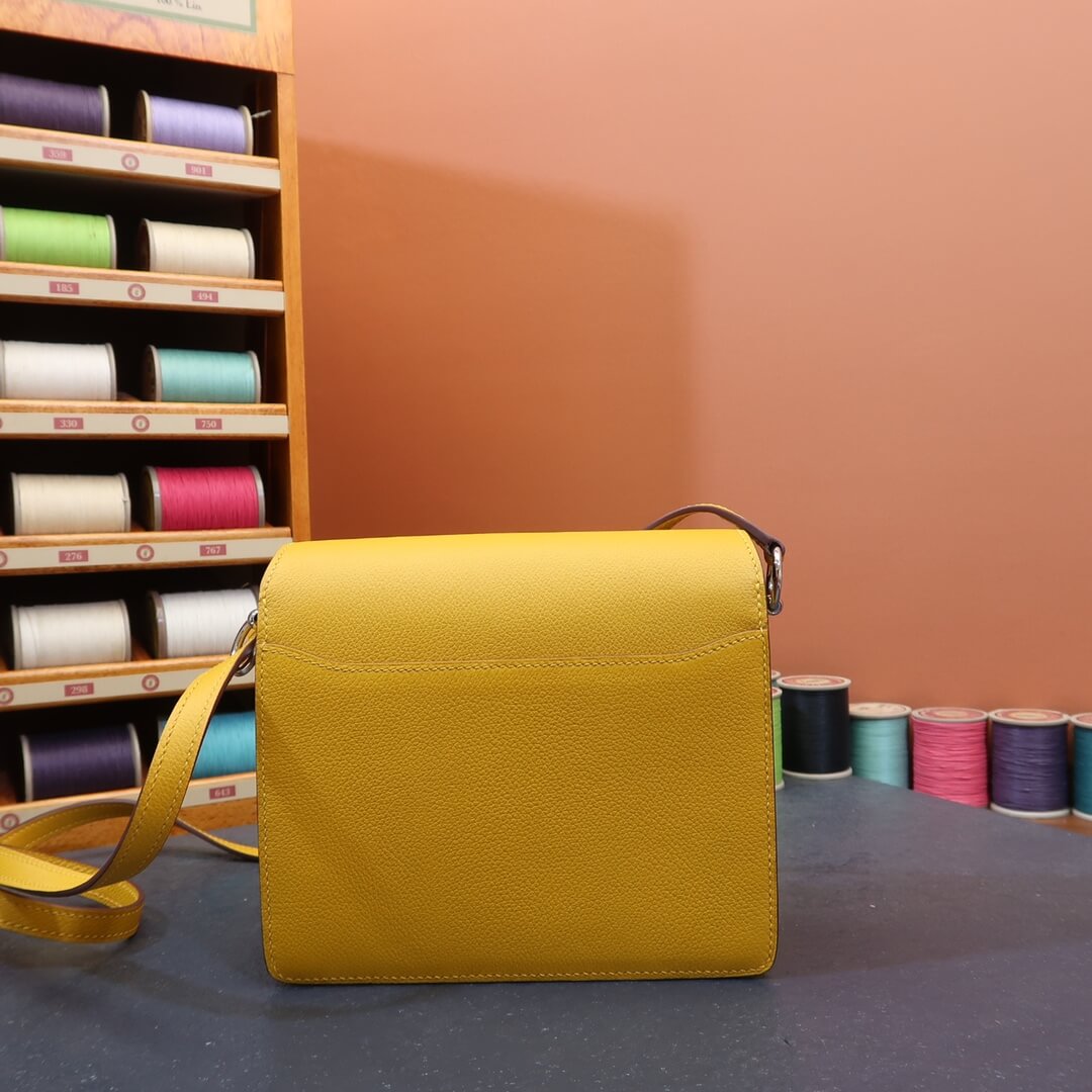 Roulis: amber yellow