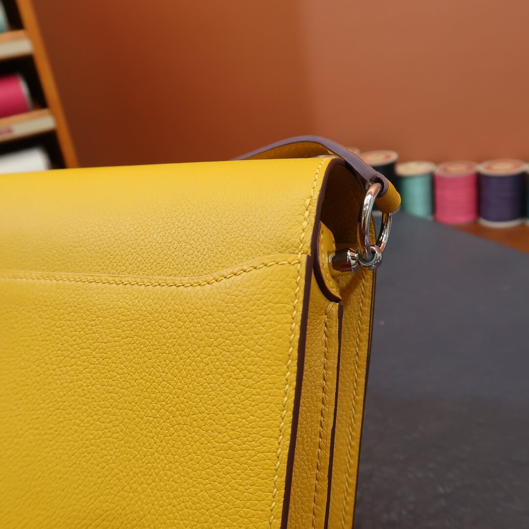 Roulis: amber yellow