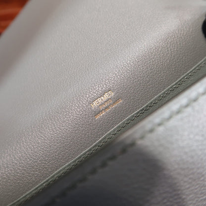Roulis: Almond Green