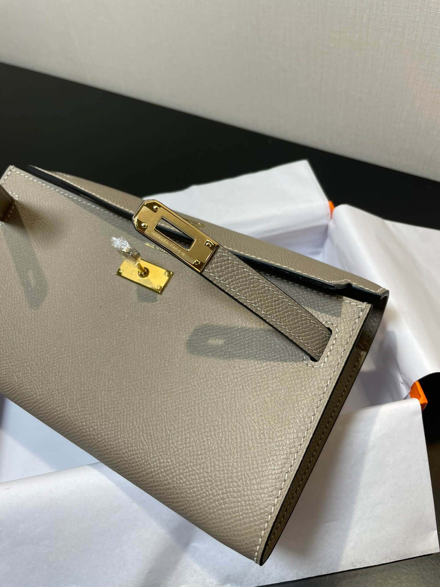 kelly woc: asphalt gray