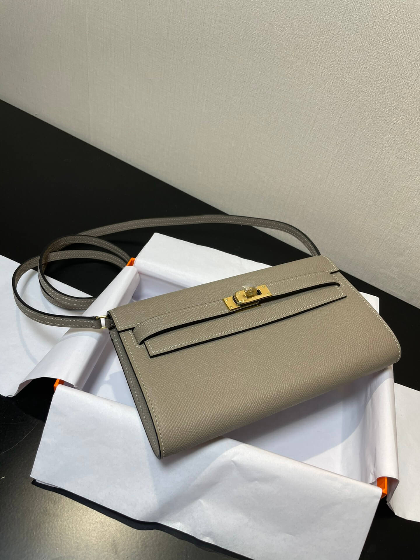 kelly woc: asphalt gray