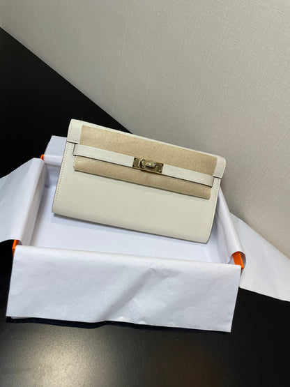 kelly woc: milkshake white