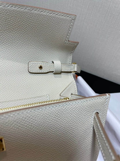 kelly woc: milkshake white