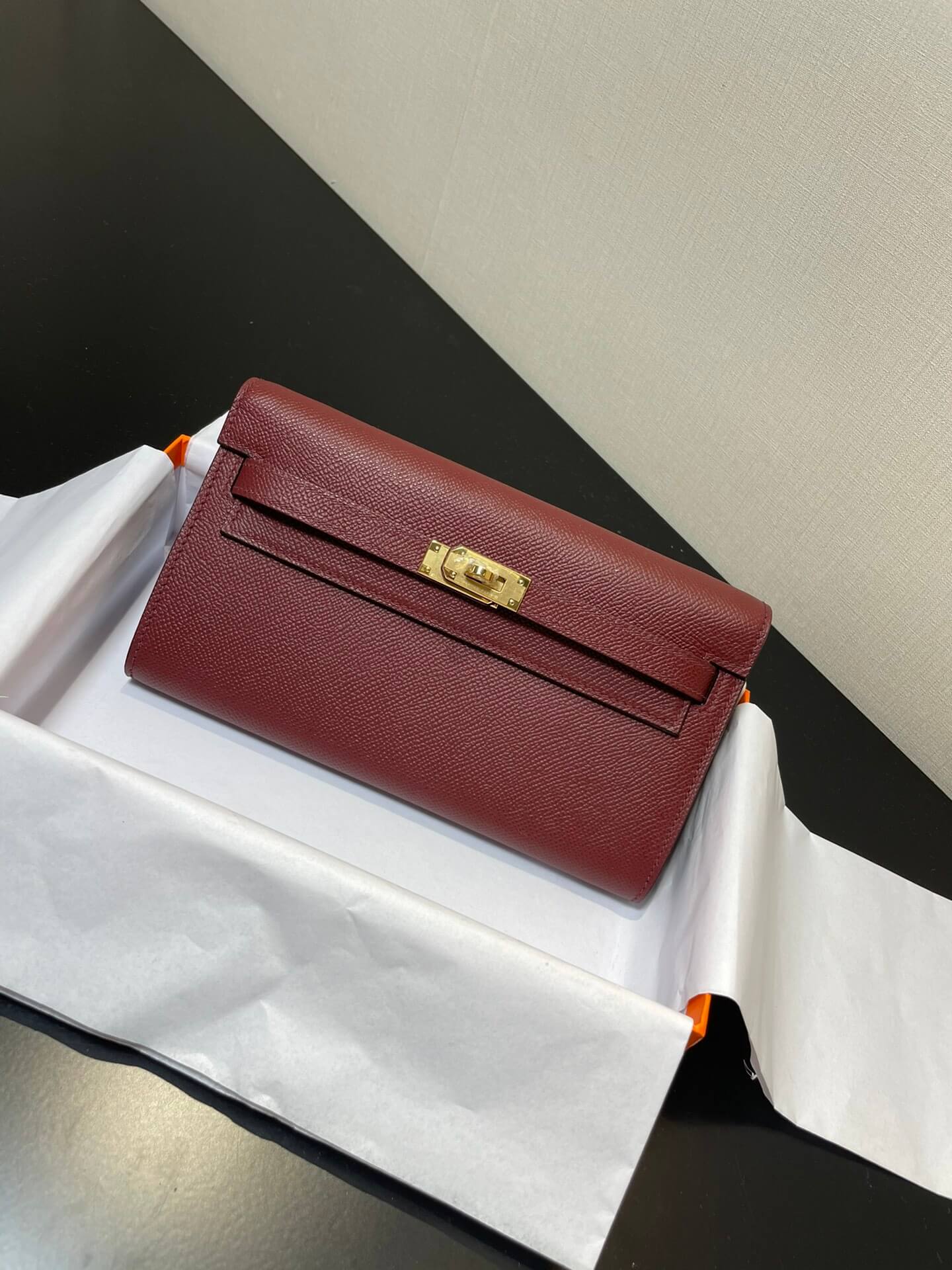 kelly woc:wine red