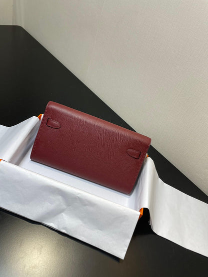 kelly woc:wine red