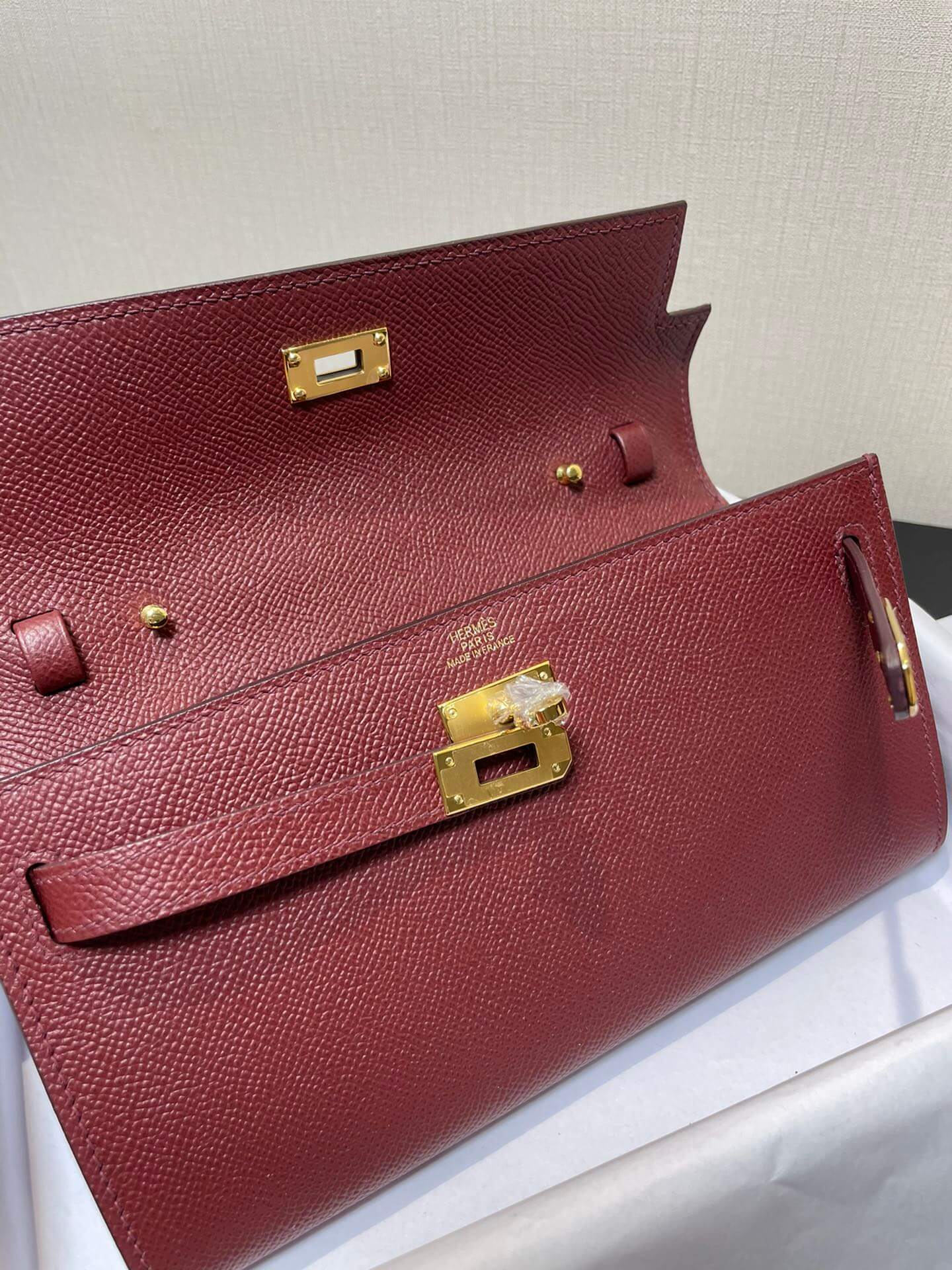 kelly woc:wine red