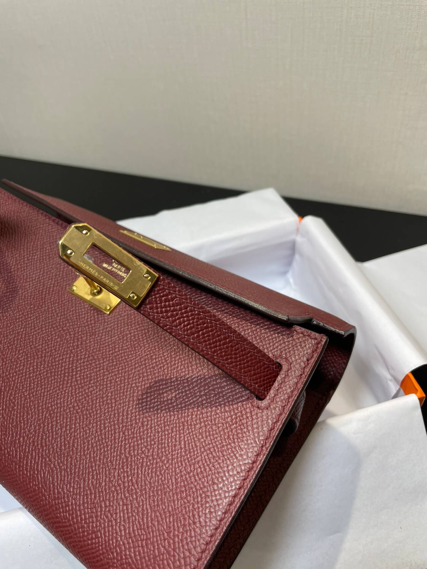 kelly woc:wine red