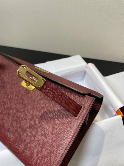 kelly woc:wine red