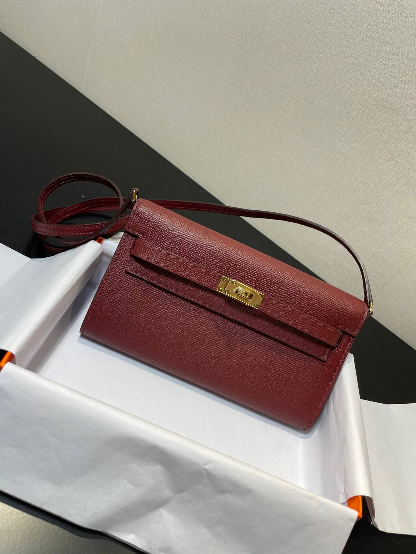 kelly woc:wine red