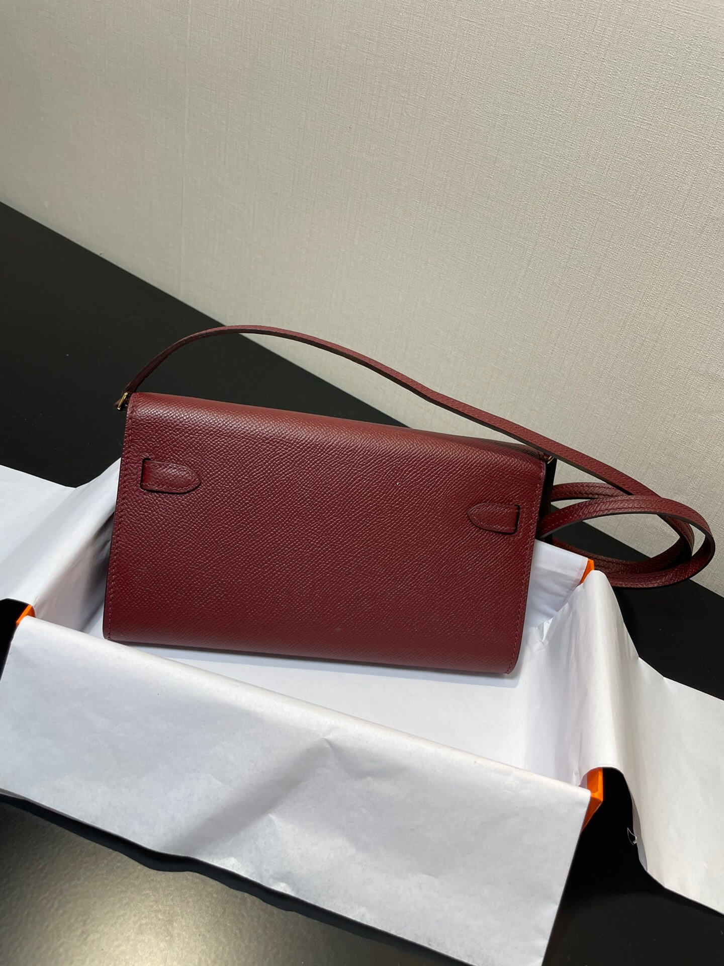 kelly woc:wine red