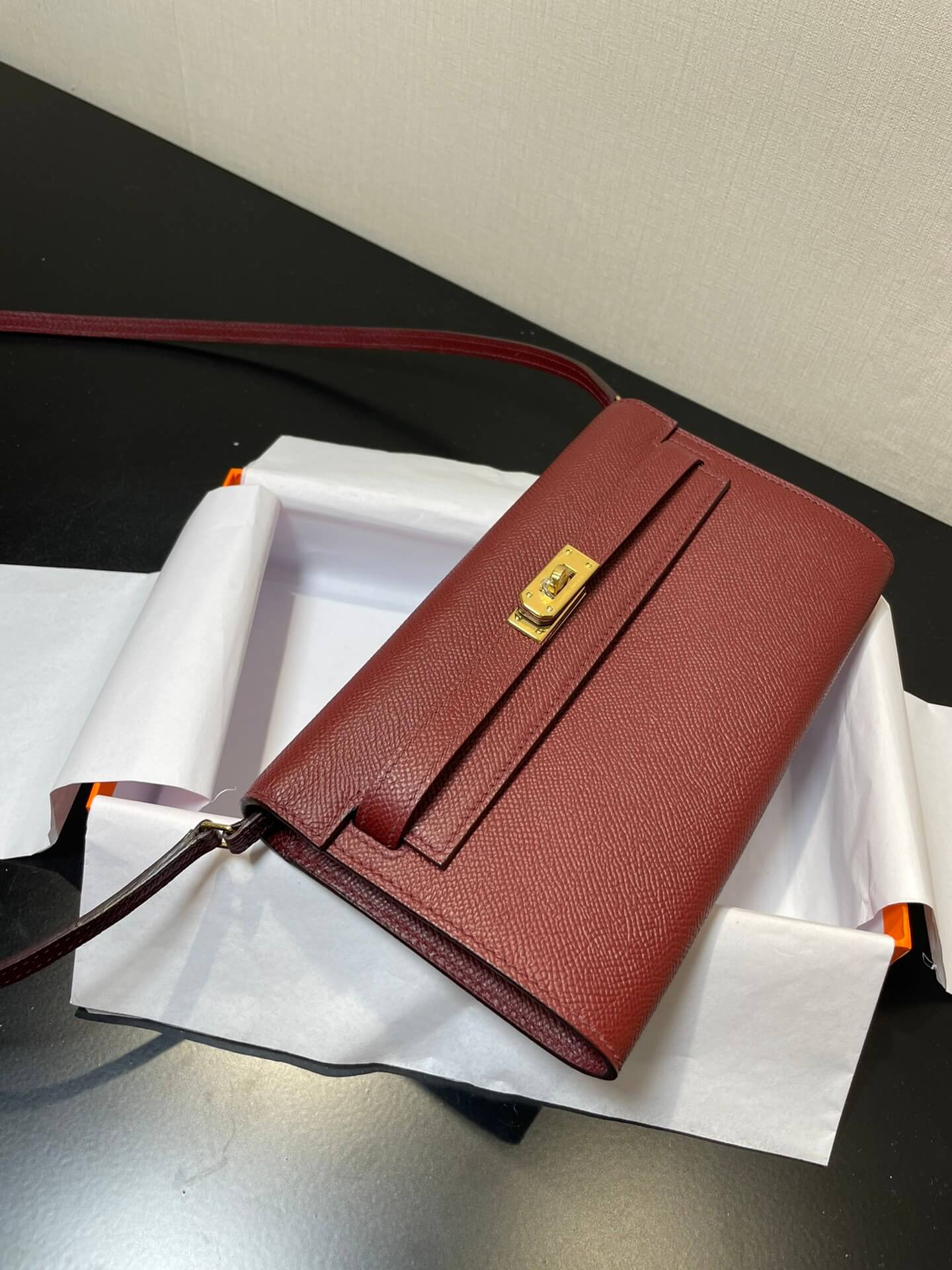 kelly woc:wine red