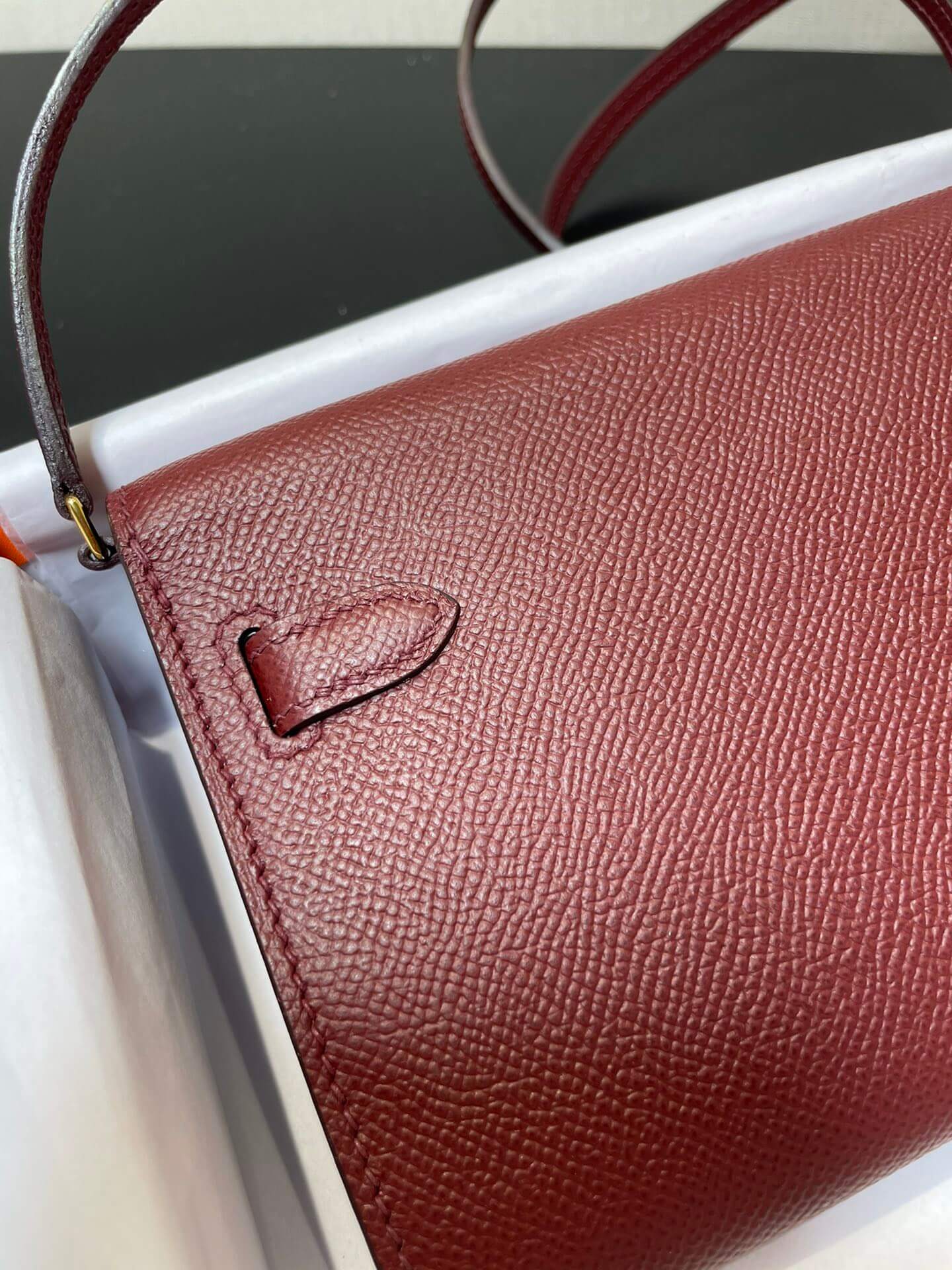 kelly woc:wine red
