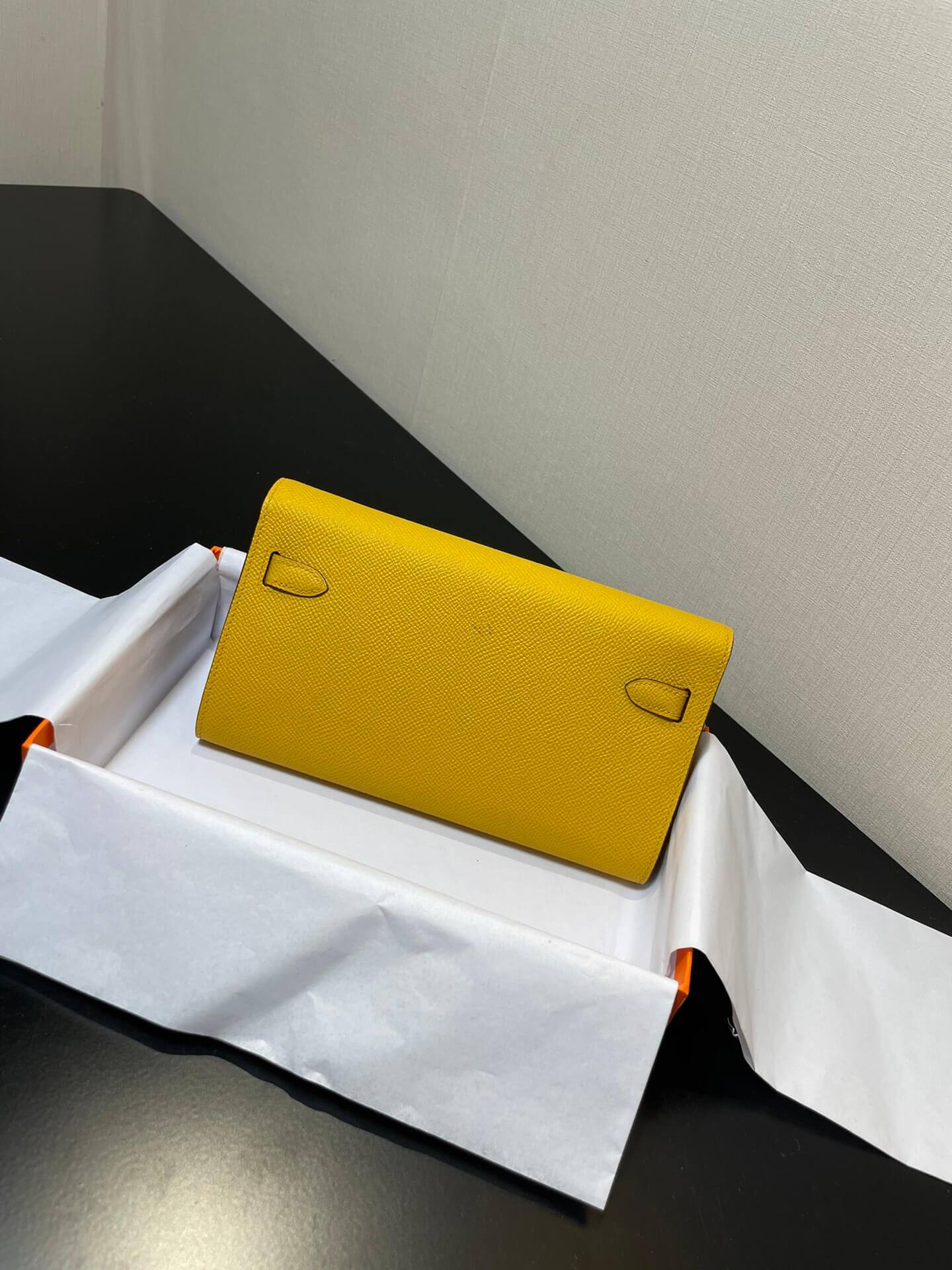 kelly woc: amber yellow