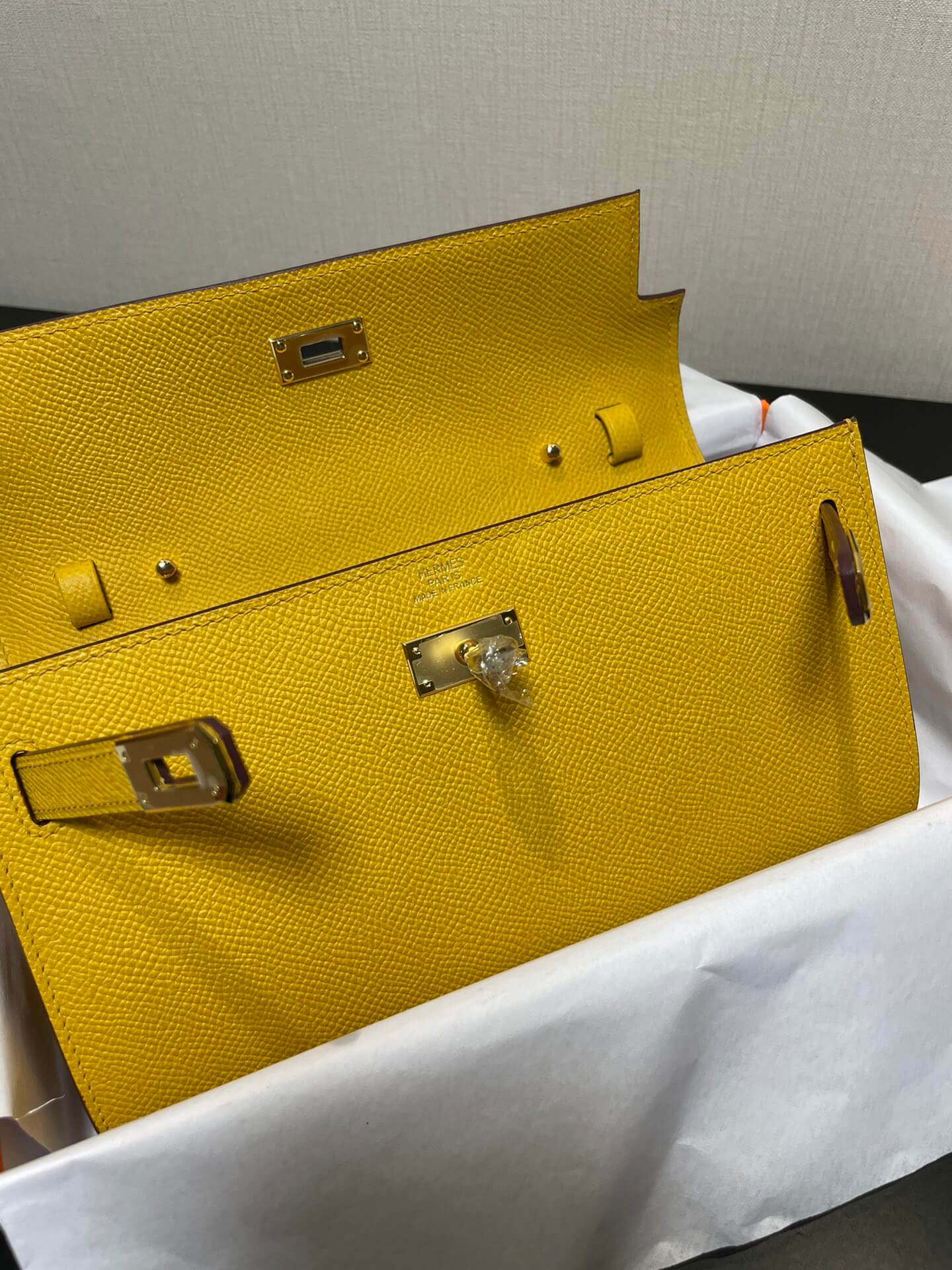 kelly woc: amber yellow