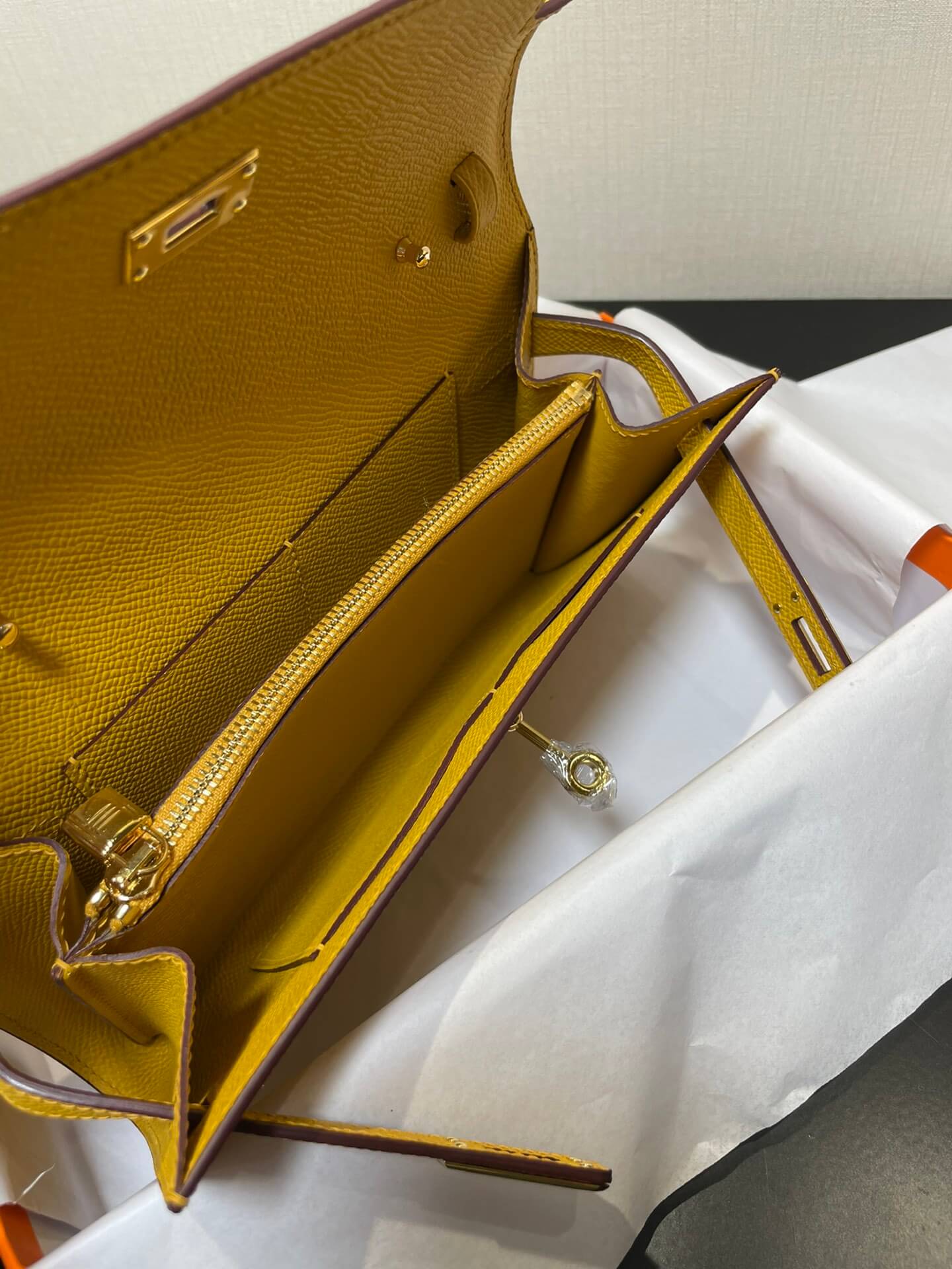 kelly woc: amber yellow