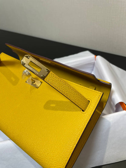 kelly woc: amber yellow