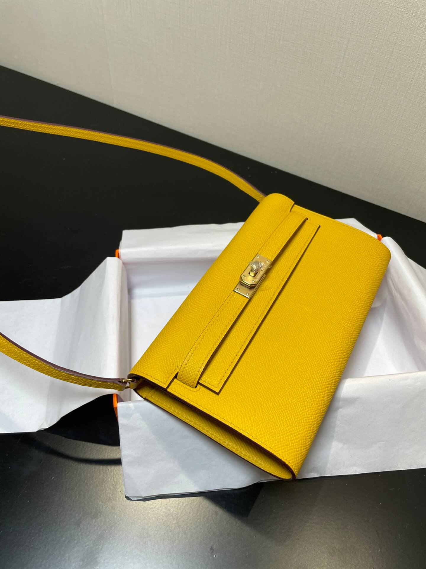 kelly woc: amber yellow