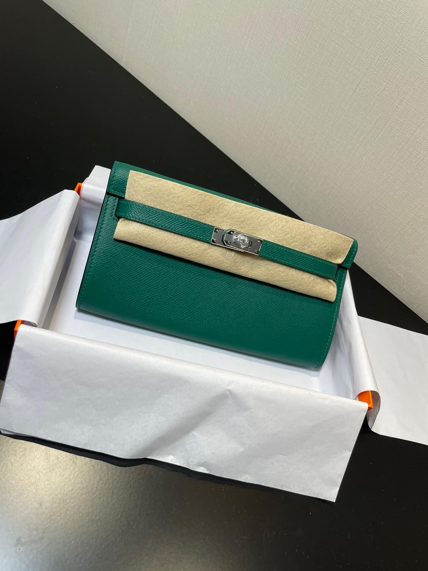 kelly woc: peacock green