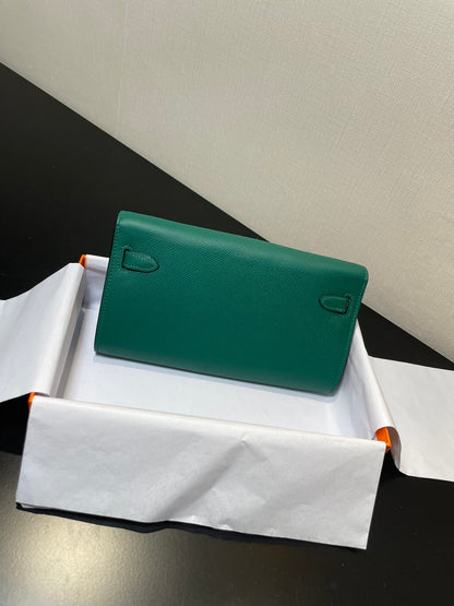 kelly woc: peacock green