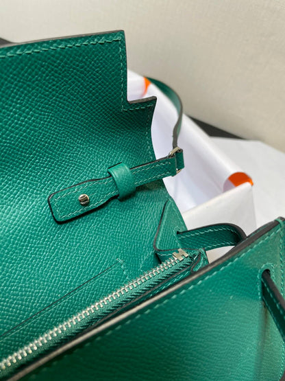kelly woc: peacock green