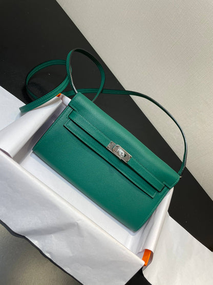 kelly woc: peacock green
