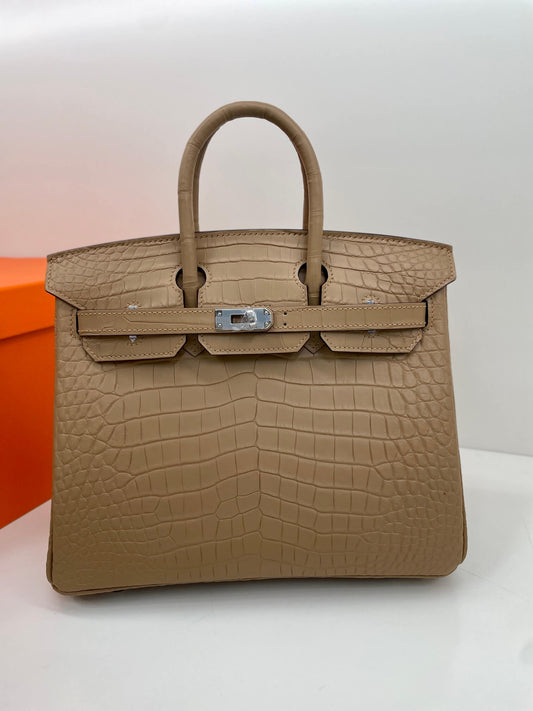 25 imported matte crocodile milk tea color three skins made of handmade wax thread👛👛