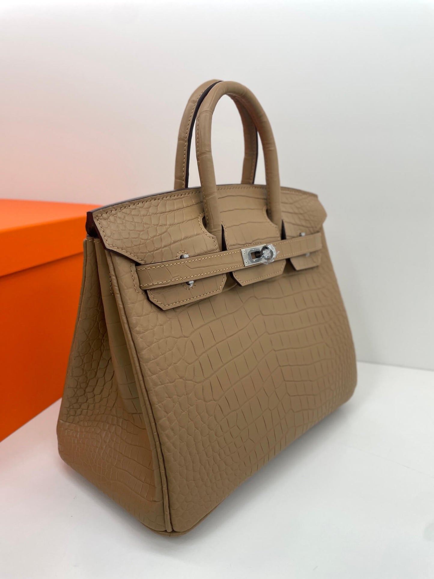 25 imported matte crocodile milk tea color three skins made of handmade wax thread👛👛
