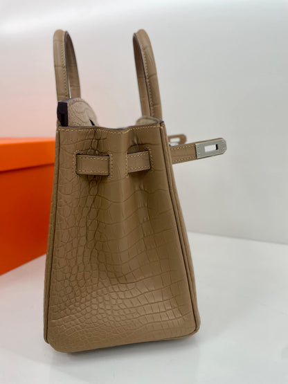 25 imported matte crocodile milk tea color three skins made of handmade wax thread👛👛