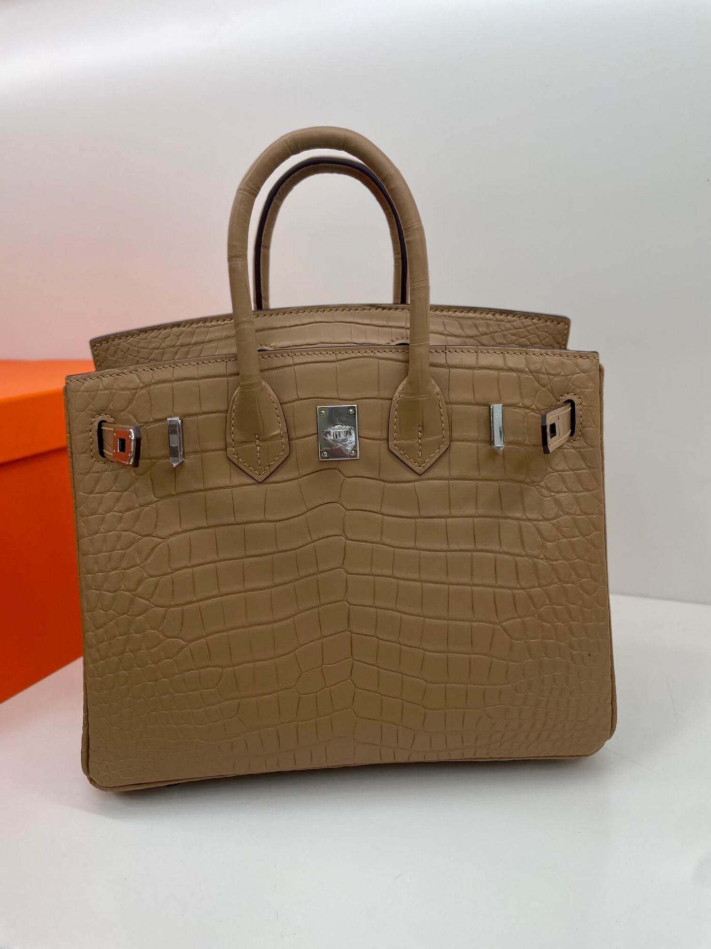 25 imported matte crocodile milk tea color three skins made of handmade wax thread👛👛