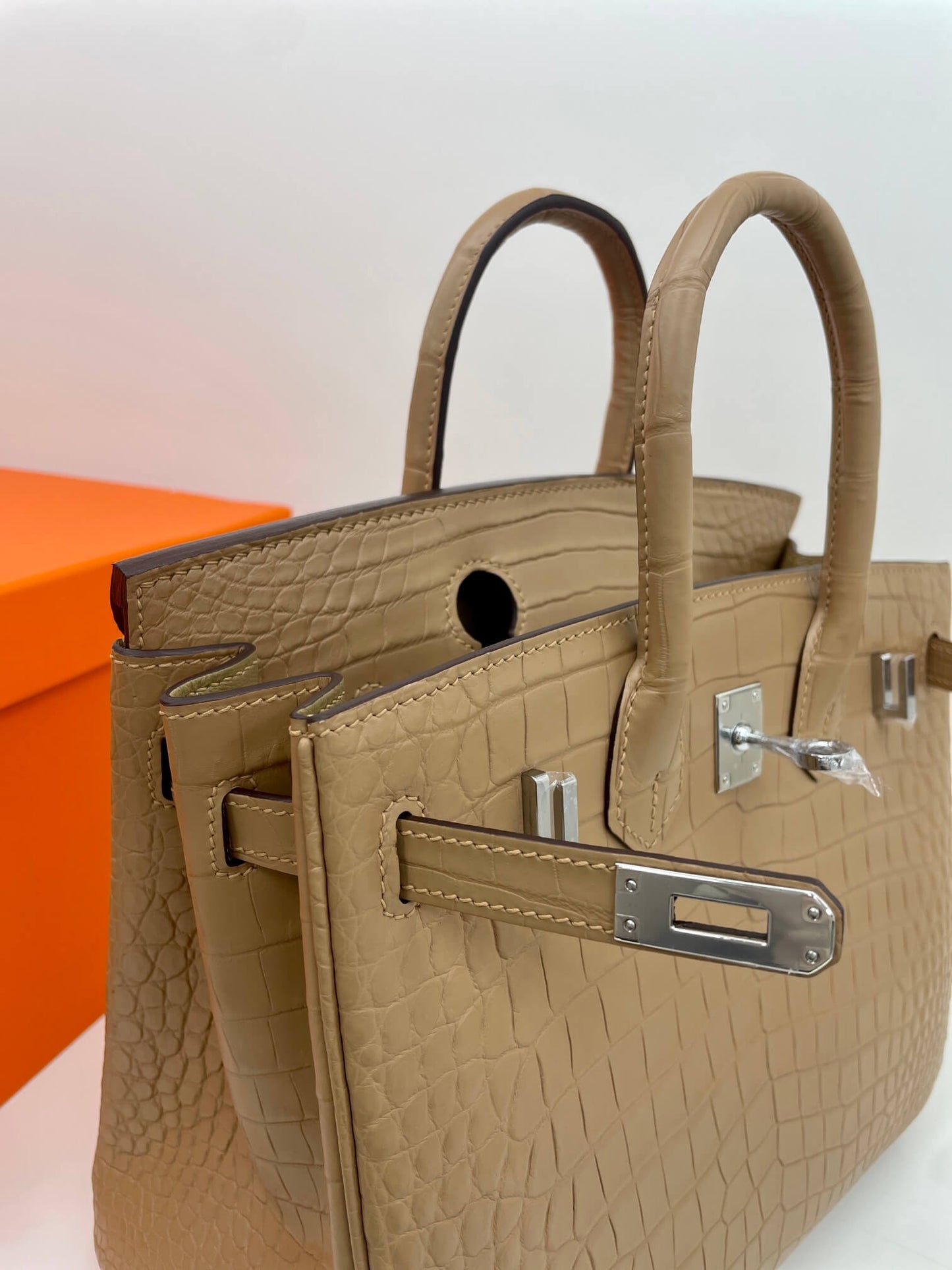 25 imported matte crocodile milk tea color three skins made of handmade wax thread👛👛