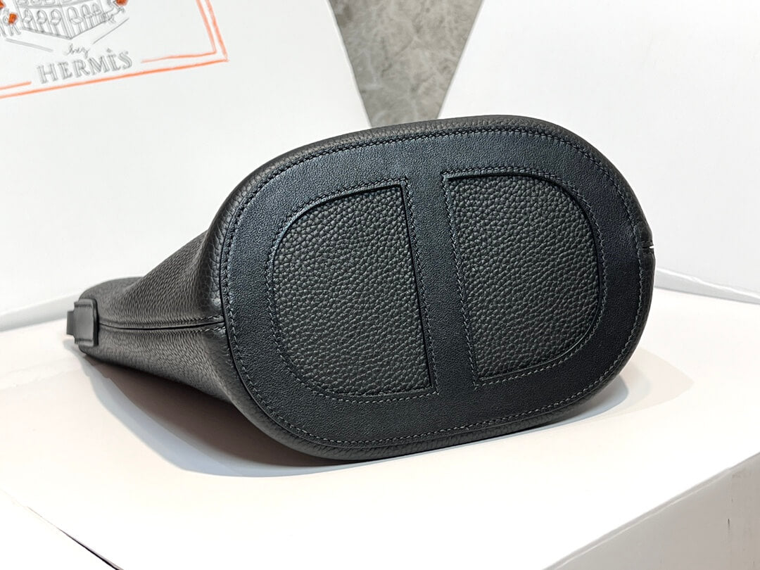 𝐈𝐧 𝐭𝐡𝐞 𝐥𝐨𝐨𝐩 / 𝐩𝐢𝐜𝐨𝐭𝐢𝐧18: Black