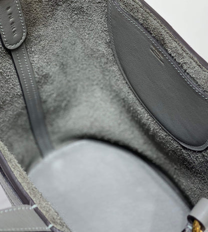 𝐈𝐧 𝐭𝐡𝐞 𝐥𝐨𝐨𝐩 / 𝐩𝐢𝐜𝐨𝐭𝐢𝐧18: Cumulonimbus gray