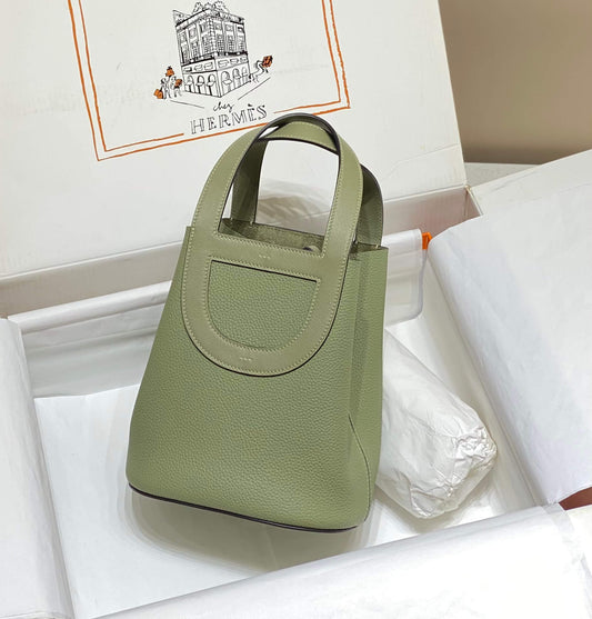 𝐈𝐧 𝐭𝐡𝐞 𝐥𝐨𝐨𝐩 / 𝐩𝐢𝐜𝐨𝐭𝐢𝐧18: Sage green