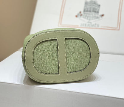 𝐈𝐧 𝐭𝐡𝐞 𝐥𝐨𝐨𝐩 / 𝐩𝐢𝐜𝐨𝐭𝐢𝐧18: Sage green