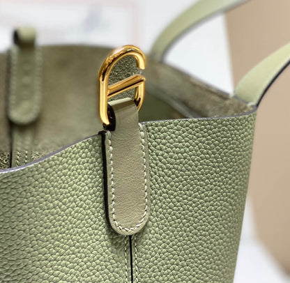 𝐈𝐧 𝐭𝐡𝐞 𝐥𝐨𝐨𝐩 / 𝐩𝐢𝐜𝐨𝐭𝐢𝐧18: Sage green