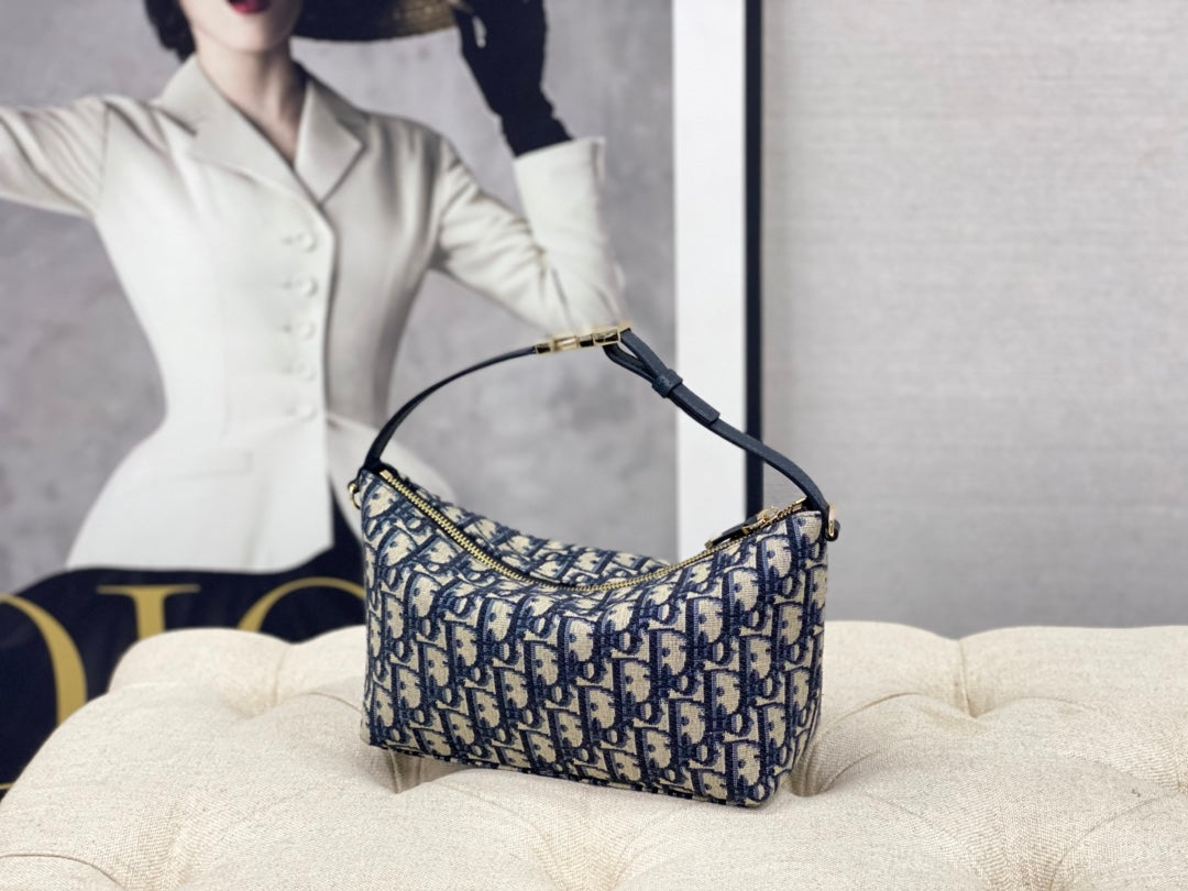 The face value is too grassy🌱 Totally fascinated again 〰️ Dior's bag is simply not too fairy •ᴥ• 3103