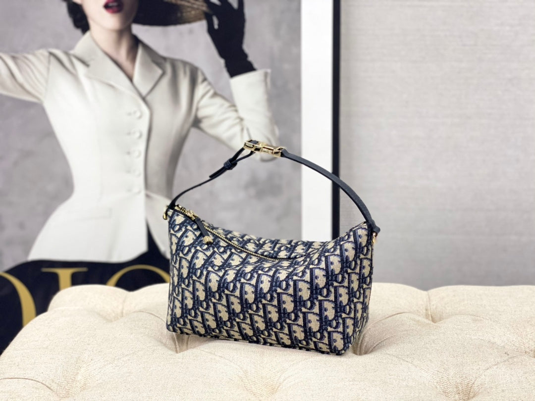 The face value is too grassy🌱 Totally fascinated again 〰️ Dior's bag is simply not too fairy •ᴥ• 3103