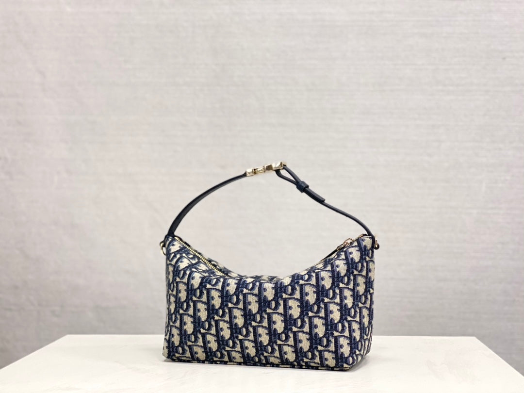 The face value is too grassy🌱 Totally fascinated again 〰️ Dior's bag is simply not too fairy •ᴥ• 3103
