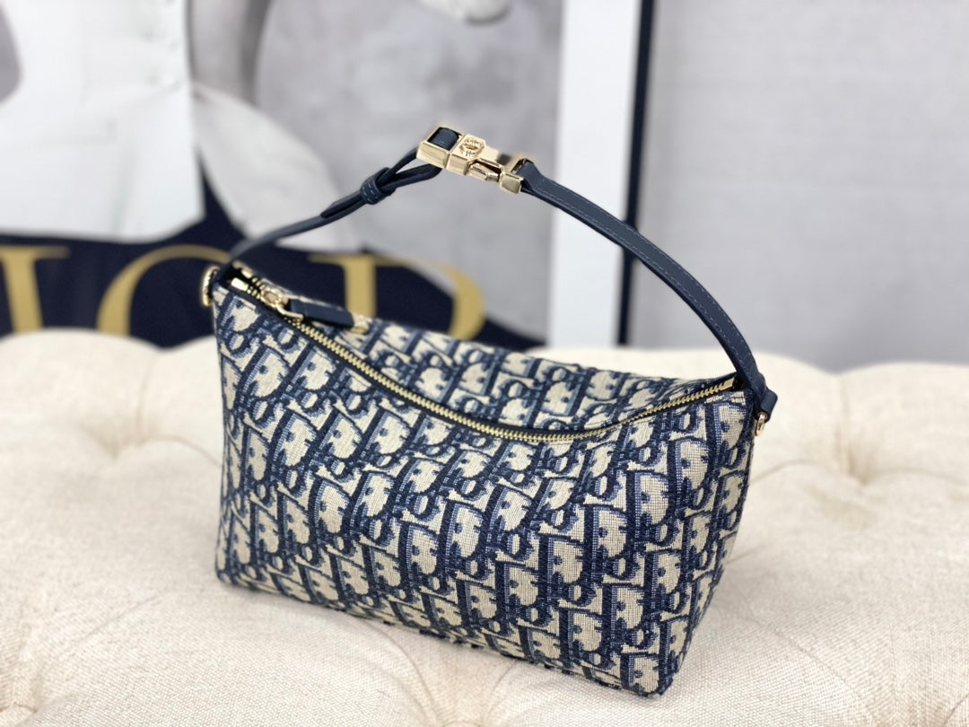 The face value is too grassy🌱 Totally fascinated again 〰️ Dior's bag is simply not too fairy •ᴥ• 3103