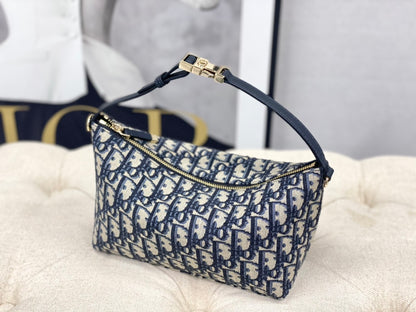 The face value is too grassy🌱 Totally fascinated again 〰️ Dior's bag is simply not too fairy •ᴥ• 3103