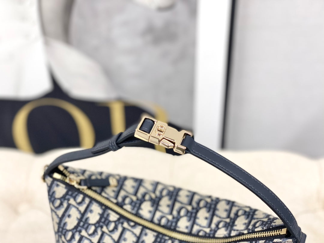 The face value is too grassy🌱 Totally fascinated again 〰️ Dior's bag is simply not too fairy •ᴥ• 3103