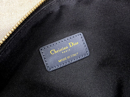 The face value is too grassy🌱 Totally fascinated again 〰️ Dior's bag is simply not too fairy •ᴥ• 3103