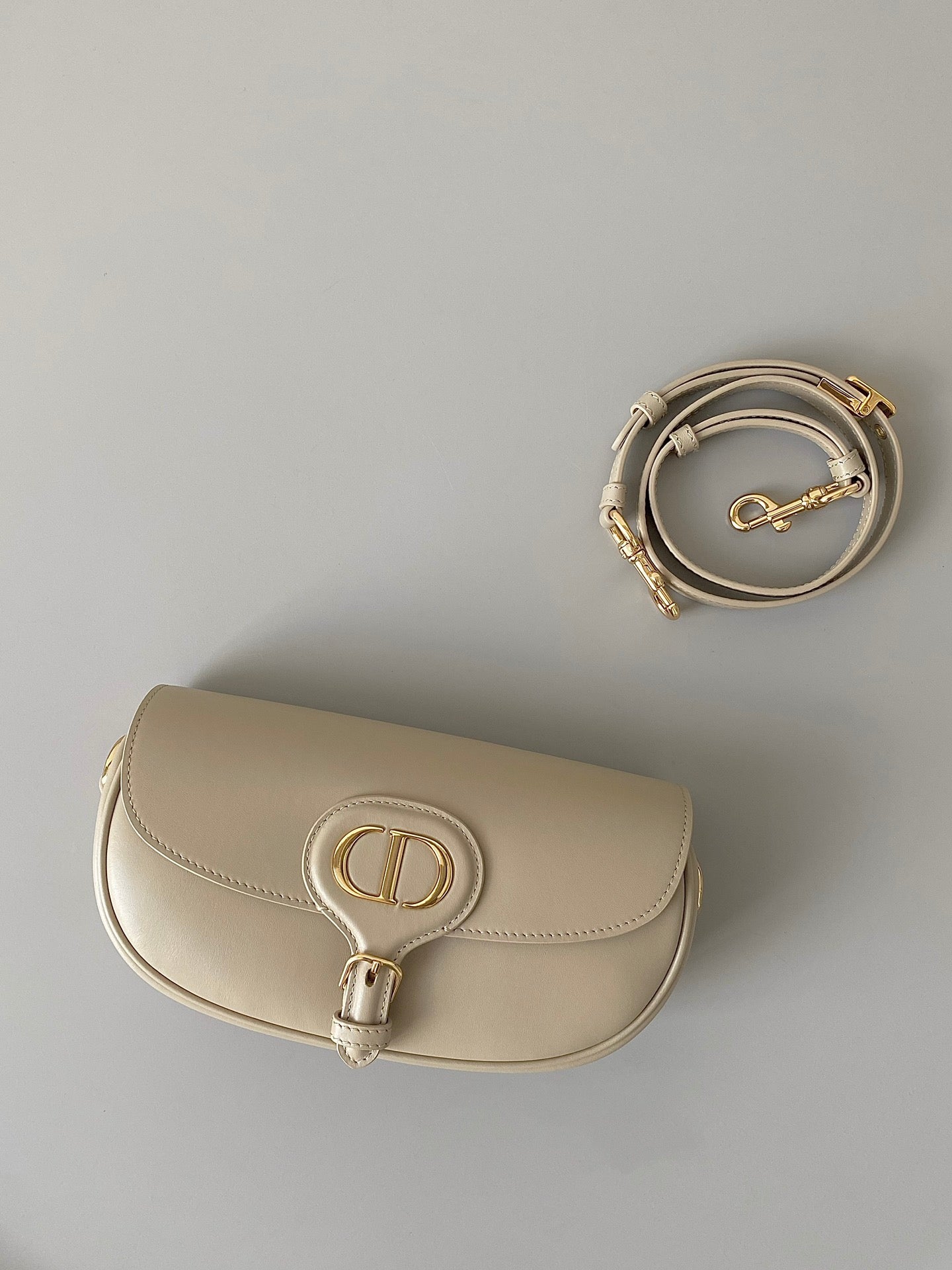 𝗖𝗗 𝗘𝗮𝘀𝘁-𝗪𝗲𝘀𝘁 𝗕𝗼𝗯𝗯𝘆 crescent moon bag