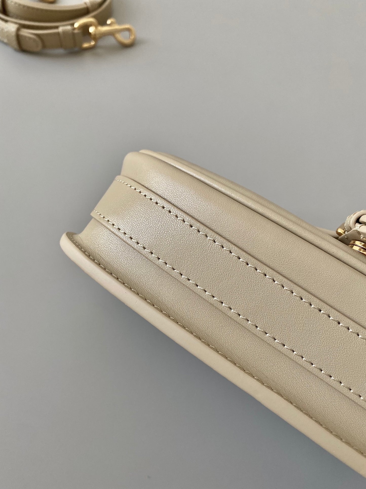 𝗖𝗗 𝗘𝗮𝘀𝘁-𝗪𝗲𝘀𝘁 𝗕𝗼𝗯𝗯𝘆 crescent moon bag