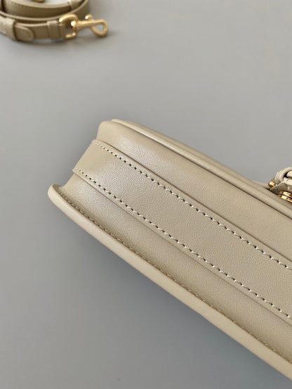 𝗖𝗗 𝗘𝗮𝘀𝘁-𝗪𝗲𝘀𝘁 𝗕𝗼𝗯𝗯𝘆 crescent moon bag