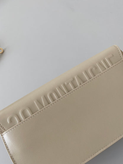 𝗖𝗗 𝗘𝗮𝘀𝘁-𝗪𝗲𝘀𝘁 𝗕𝗼𝗯𝗯𝘆 crescent moon bag