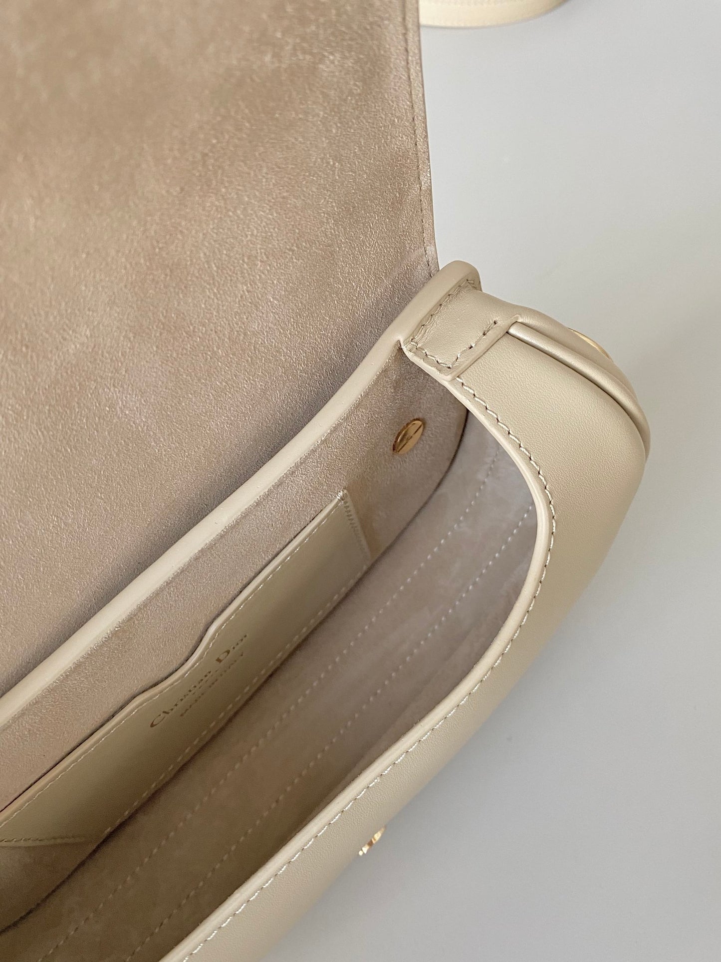 𝗖𝗗 𝗘𝗮𝘀𝘁-𝗪𝗲𝘀𝘁 𝗕𝗼𝗯𝗯𝘆 crescent moon bag