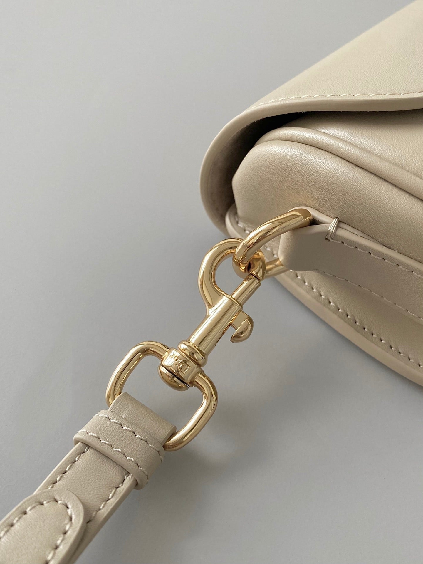 𝗖𝗗 𝗘𝗮𝘀𝘁-𝗪𝗲𝘀𝘁 𝗕𝗼𝗯𝗯𝘆 crescent moon bag